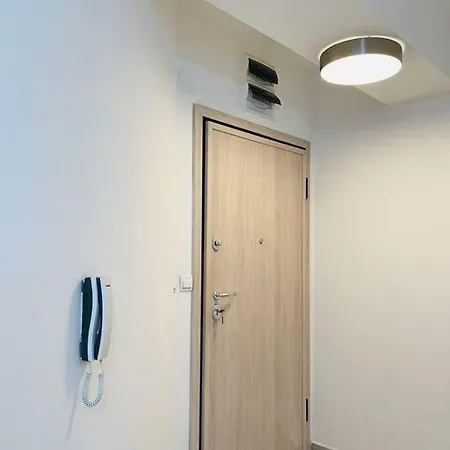 Апартаменты New Modern Rooftop Apartment-free Private Parking, Self Check-in