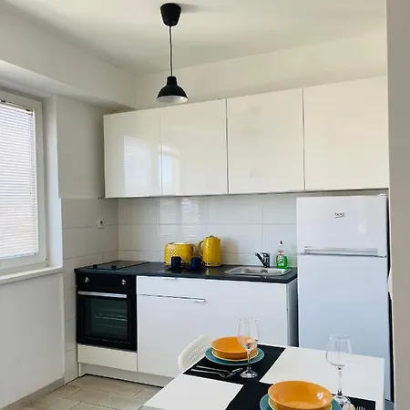 Апартаменты New Modern Rooftop Apartment-free Private Parking, Self Check-in