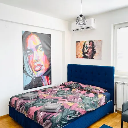 New Modern Rooftop Apartment-free Private Parking *