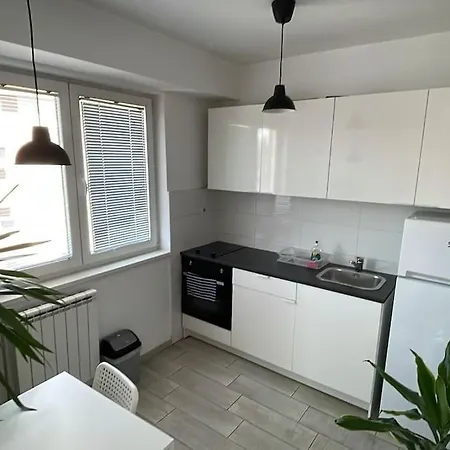 Апартаменти New Modern Rooftop Apartment-free Private Parking, Self Check-in *