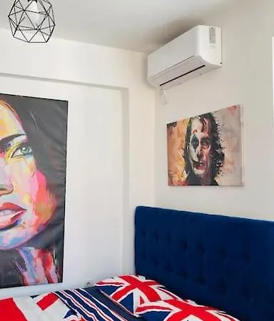 New Modern Rooftop Apartment-free Private Parking *