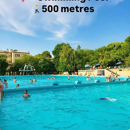 Апартаменты New Modern Rooftop Apartment-free Private Parking, Self Check-in *