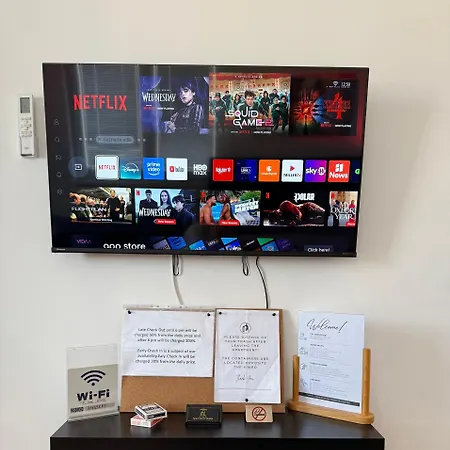 Апартаменты New Modern Rooftop Apartment-free Private Parking, Self Check-in *