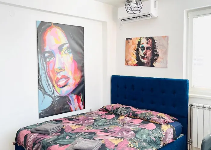 New Modern Rooftop Apartment-free Private Parking, Self Check-in *