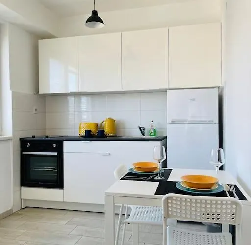 New Modern Rooftop Apartment-free Private Parking, Self Check-in Apartment *